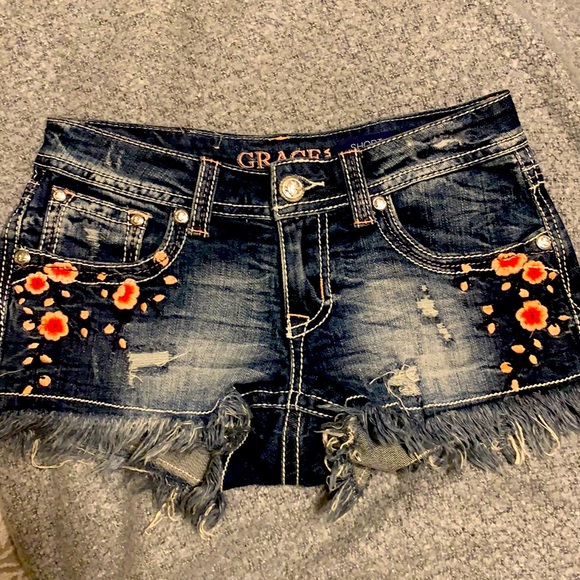 Grace in LA shorts - Picture 1 of 2